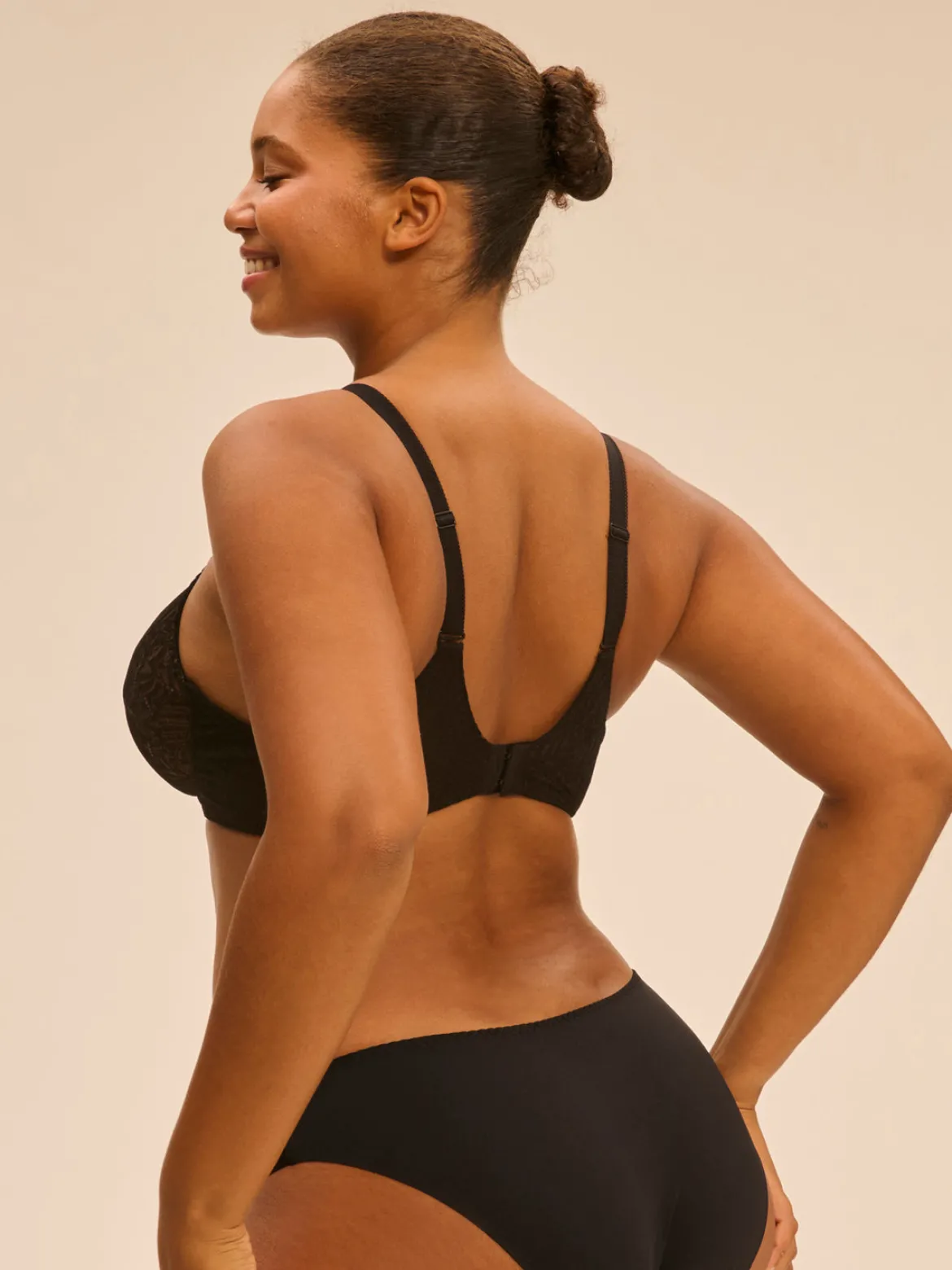 Soutien-gorge avec armatures moulé décolleté plongeant - Noir