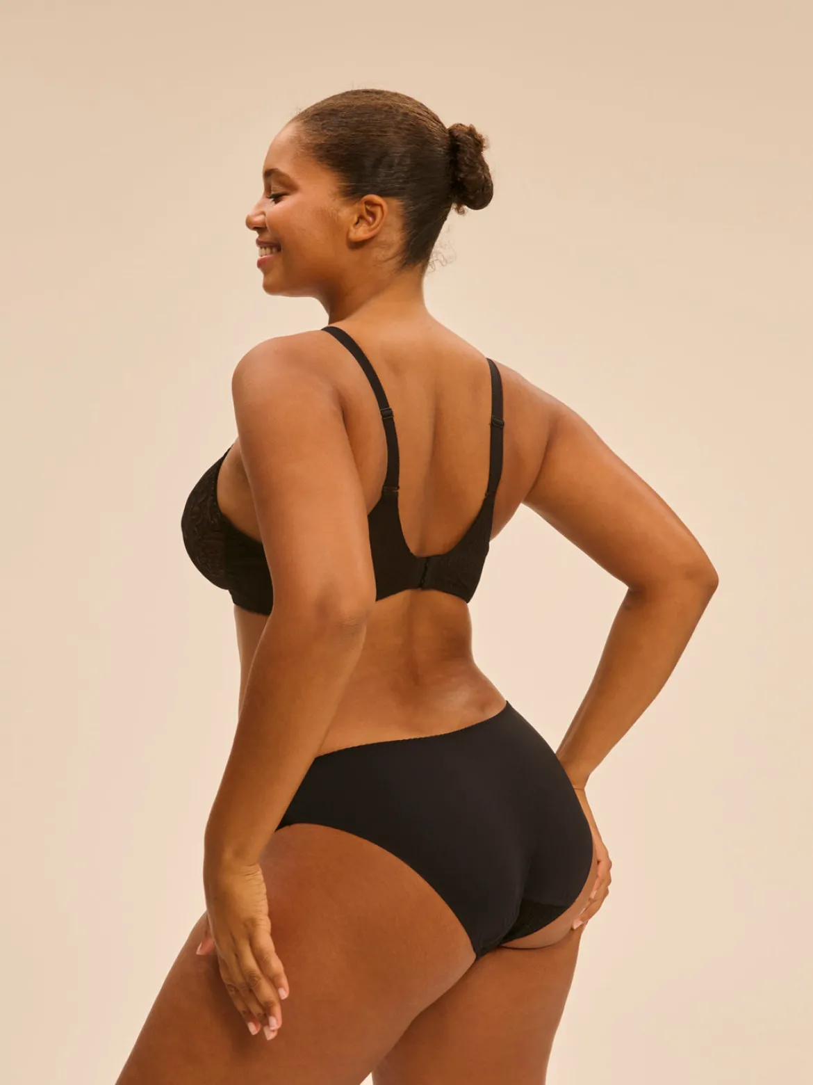 Soutien-gorge avec armatures moulé décolleté plongeant - Noir