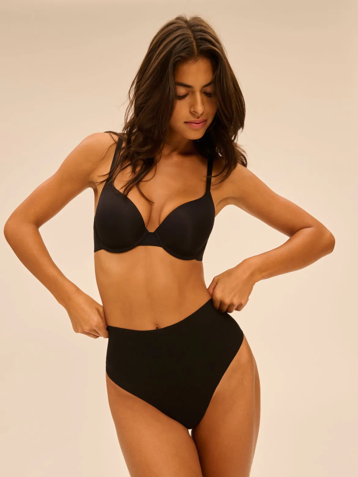 Soutien-gorge coque emboitante décolleté plongeant - Noir